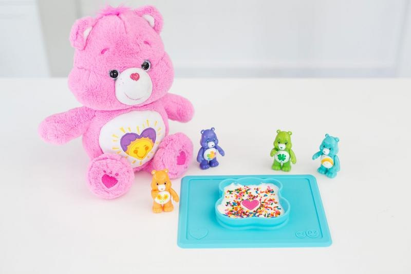 EZPZ Silikonowa miseczka z podkładką 2w1 Care Bears™ Bowl Misia Życzliwe Serce Wish Bear turkusowa EZPZ Silikonowa miseczka z podkładką 2w1 Care Bears™ Bowl Misia Życzliwe Serce Wish Bear turkusowa