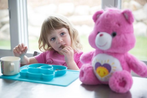 EZPZ Silikonowy talerzyk z podkładką 2w1 Care Bears™ Mat Misia Życzliwe Serce Wish Bear turkusowy