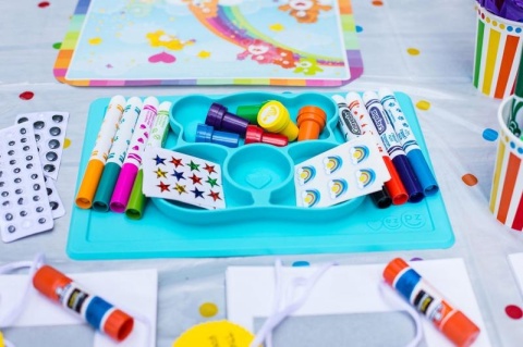 EZPZ Silikonowy talerzyk z podkładką 2w1 Care Bears™ Mat Misia Życzliwe Serce Wish Bear turkusowy