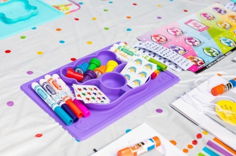 EZPZ Silikonowy talerzyk z podkładką 2w1 Care Bears™ Mat Miśka Share Bear fioletowy