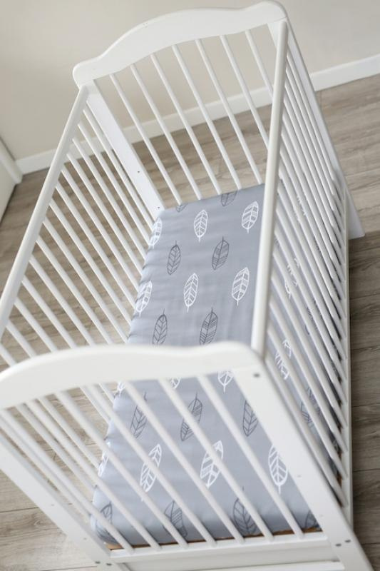 SLEEPEE Prześcieradło do łóżeczka We care Piórka 120 x 60 SLEEPEE Prześcieradło do łóżeczka We care Piórka 120 x 60