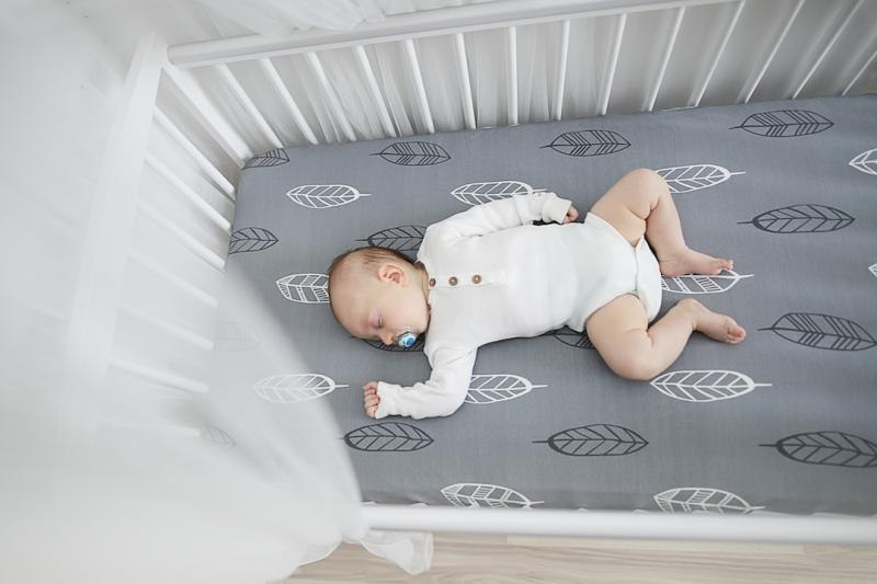 SLEEPEE Prześcieradło do łóżeczka We care Piórka 120 x 60 SLEEPEE Prześcieradło do łóżeczka We care Piórka 120 x 60