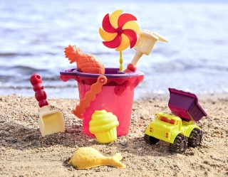 Wiaderko z akcesoriami do piasku B.Toys Sands Ahoy! - czerwone
