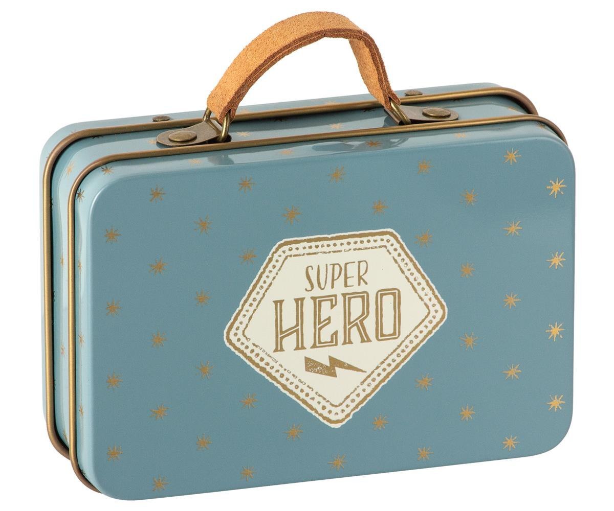 manustore.pl Maileg Superbohater w walizce manustore.pl Maileg Superbohater w walizce