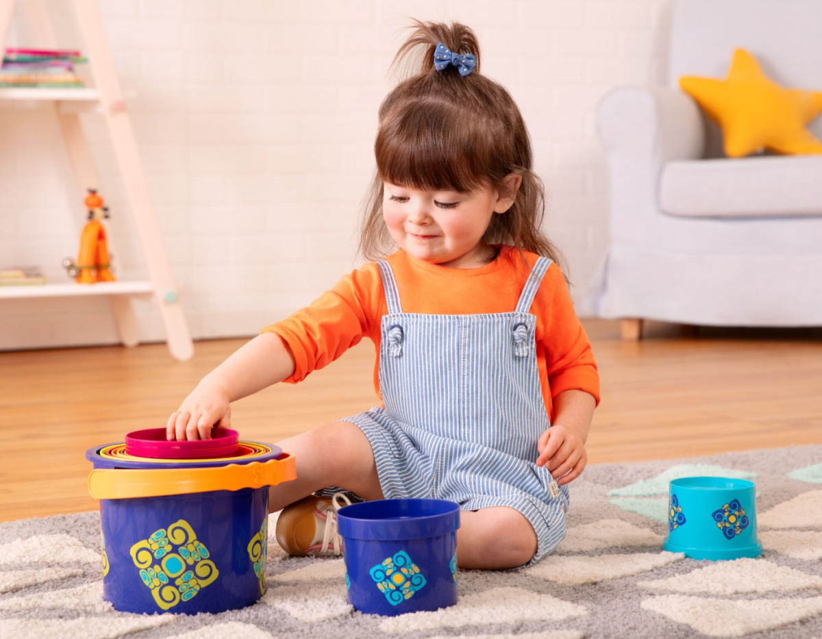B.toys Bazillion Buckets – kubełki do piętrowania 10 szt B.toys Bazillion Buckets – kubełki do piętrowania 10 szt