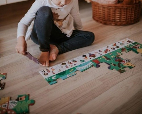 JANOD Puzzle obserwacyjne w walizce Baśnie 24 elementy 3+ JANOD Puzzle obserwacyjne w walizce Baśnie 24 elementy 3+