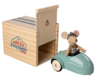 MAILEG Mouse car w. garage - Blue, Myszka w niebieskim samochodzie, garaż