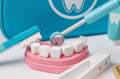 JOUECO Drewniany zestaw MAŁEGO DENTYSTY z torbą