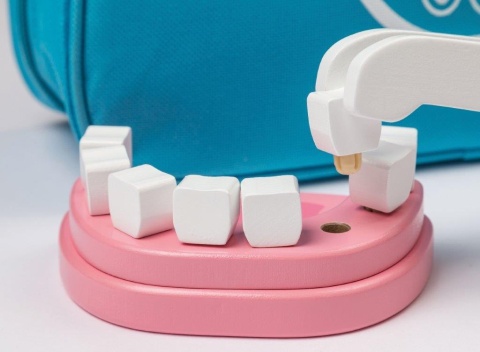 JOUECO Drewniany zestaw MAŁEGO DENTYSTY z torbą