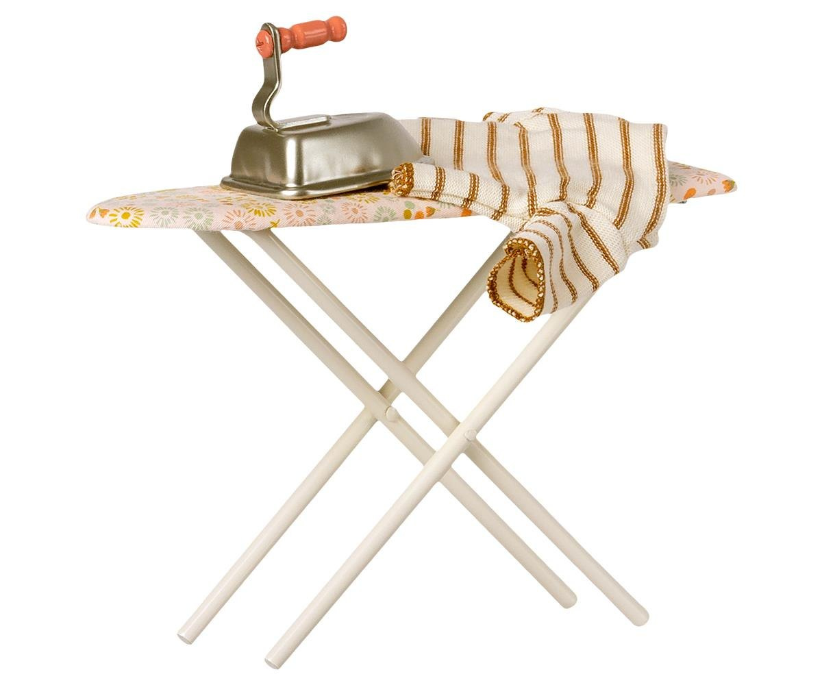 MAILEG Żelazko i deska do prasowania_Iron & ironing board Żelazko i deska do prasowania MAILEG Żelazko i deska do prasowania_Iron & ironing board Żelazko i deska do prasowania