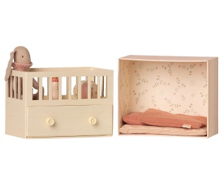 MAILEG Baby room w. Micro bunny, Micro króliczek w łóżeczku
