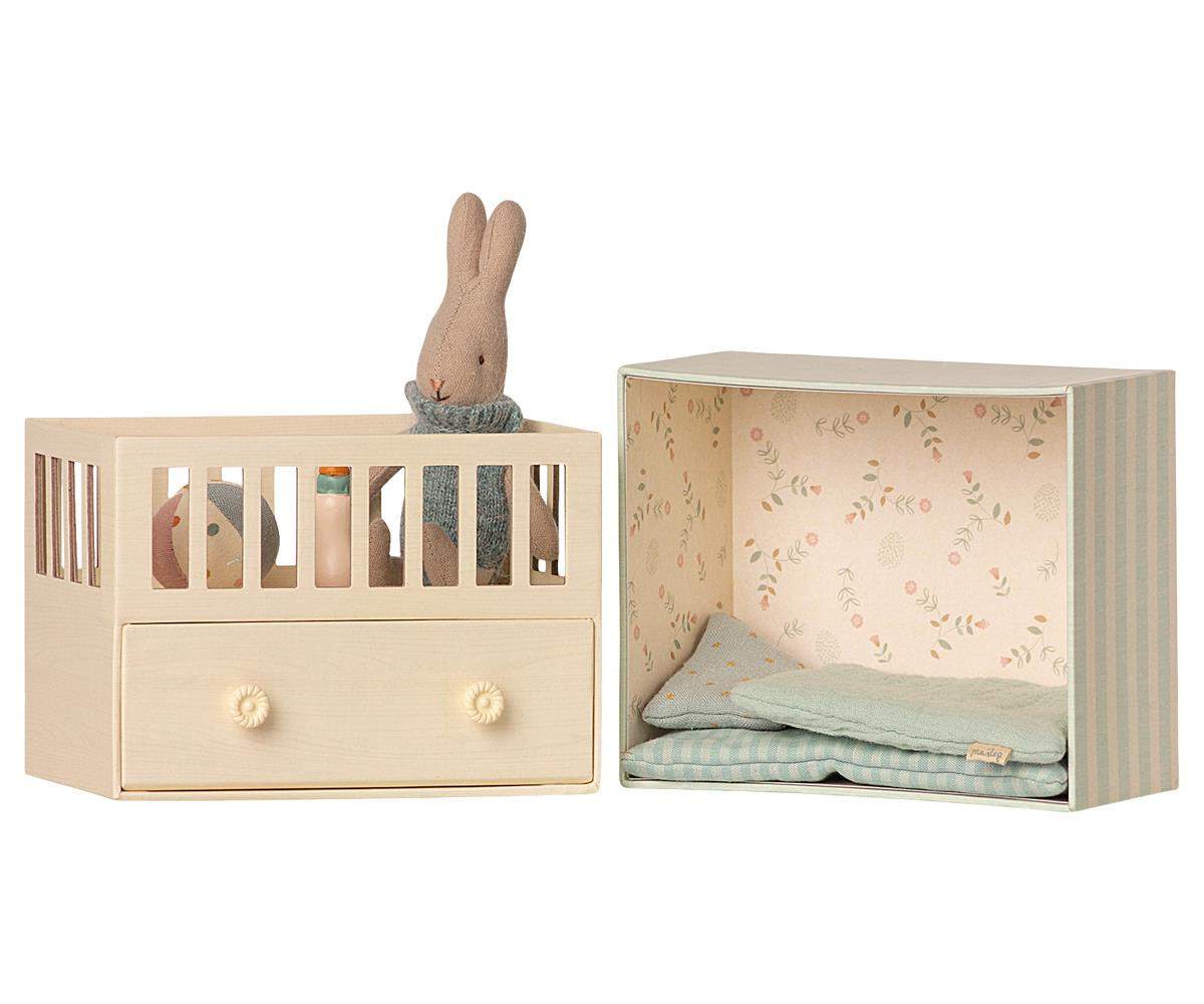 MAILEG Baby room w. Micro rabbit, Micro króliczek w łóżeczku MAILEG Baby room w. Micro rabbit, Micro króliczek w łóżeczku