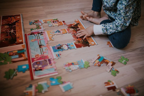 Janod Puzzle w walizce Akademia tańca 100 elementów 6+ Made in France Janod Puzzle w walizce Akademia tańca 100 elementów 6+ Made in France