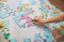 Mudpuppy Puzzle Mapa Świata z elementami w kształcie budynków i zwierząt 5+