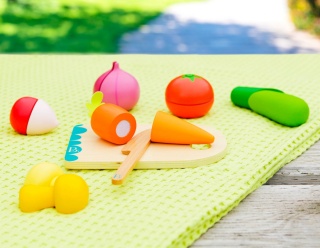 B.Toys Chop ‘n’ Play – Wooden Toy Vegetables – zestaw drewnianych WARZYW do krojenia
