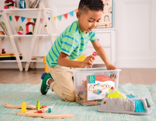 B.Toys Wood & Wheels Wooden Train Set in a Bucket – górska kolejka