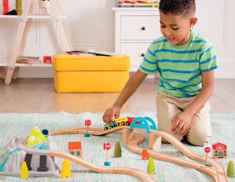 B.Toys Wood & Wheels Wooden Train Set in a Bucket – górska kolejka