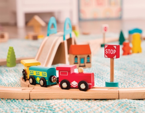 B.Toys Wood & Wheels Wooden Train Set in a Bucket – górska kolejka