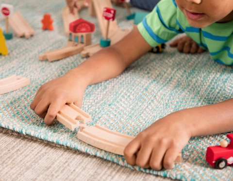 B.Toys Wood & Wheels Wooden Train Set in a Bucket – górska kolejka
