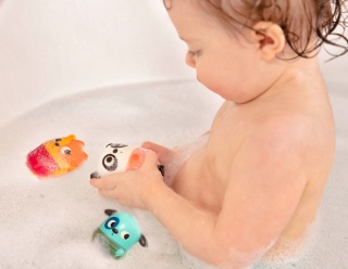 Zestaw trzech rozkręcanych sikawek z pieskiem B.Toys