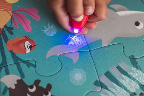 JANOD Świecące puzzle z mini-lampką UV Ocean 24 elementy 3+ JANOD Świecące puzzle z mini-lampką UV Ocean 24 elementy 3+