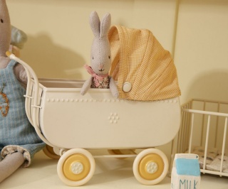 Żółty wózek metalowy dla myszki Maileg Pram Micro Yellow