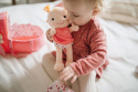 LILLIPUTIENS Lalka dzidziuś w gondoli z przytulanką i butelką mleka Louise 9 m+ LILLIPUTIENS Lalka dzidziuś w gondoli z przytulanką i butelką mleka Louise 9 m+