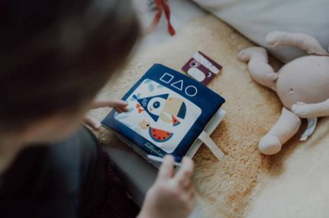 LILLIPUTIENS Miękka książeczka edukacyjna do nauki kształtów 18 m+ LILLIPUTIENS Miękka książeczka edukacyjna do nauki kształtów 18 m+