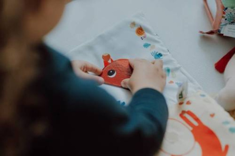 LILLIPUTIENS Miękka książeczka edukacyjna do nauki kształtów 18 m+ LILLIPUTIENS Miękka książeczka edukacyjna do nauki kształtów 18 m+