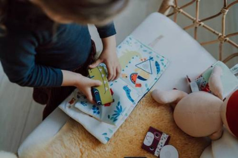 LILLIPUTIENS Miękka książeczka edukacyjna do nauki kształtów 18 m+ LILLIPUTIENS Miękka książeczka edukacyjna do nauki kształtów 18 m+