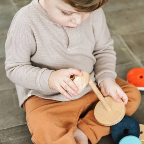 LILLIPUTIENS Drewniana układanka piramida z miękkimi elementami Osiołek Ignace 12 m+ LILLIPUTIENS Drewniana układanka piramida z miękkimi elementami Osiołek Ignace 12 m+