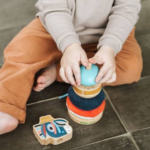 LILLIPUTIENS Drewniana układanka piramida z miękkimi elementami Osiołek Ignace 12 m+ LILLIPUTIENS Drewniana układanka piramida z miękkimi elementami Osiołek Ignace 12 m+