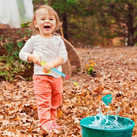 B.Toys Little Fisher’s Kit – zestaw dla małych wędkarzy w praktycznej tubie