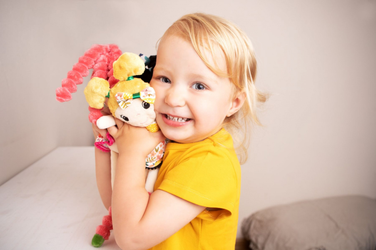 Mom's Care Hencz Toys Lalka Laura Mom's Care Hencz Toys Lalka Laura