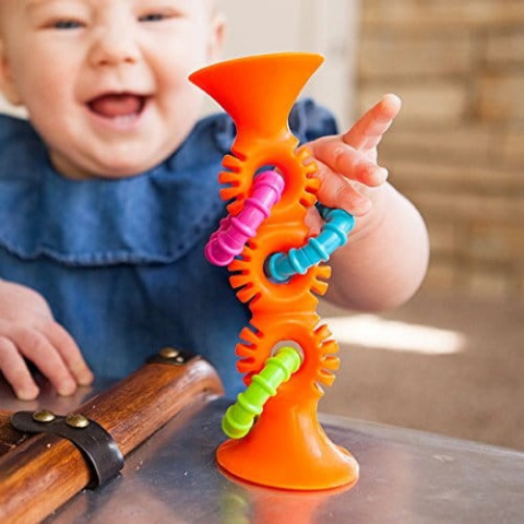 Dziecko bawi się grzechotką Bobo PipSquigz Loops Fat Brain Toy Dziecko bawi się grzechotką Bobo PipSquigz Loops Fat Brain Toy