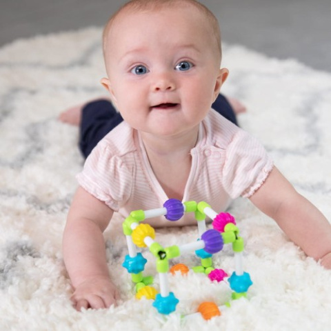 Dziecko bawi się zabawką sensoryczną Sześcianik Quubi Fat Brain Toy Dziecko bawi się zabawką sensoryczną Sześcianik Quubi Fat Brain Toy