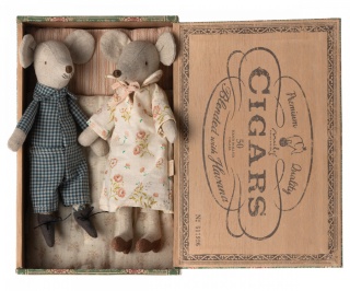 MAILEG Grandma and Grandpa mice in cigarbox, Babcia i dziadek w pudełku po cygarach