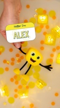 GLO PALS Postać do kąpieli Alex - zestaw z dwiema kostkami sensorycznymi świecącymi w wodzie - żółty