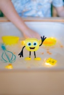GLO PALS Postać do kąpieli Alex - zestaw z dwiema kostkami sensorycznymi świecącymi w wodzie - żółty