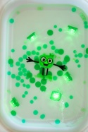 GLO PALS Postać do kąpieli Pippa - zestaw z dwiema kostkami sensorycznymi świecącymi w wodzie - zielony