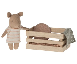 MAILEG Świnka w skrzyneczce z pościelą - Pig, Baby in box - Girl