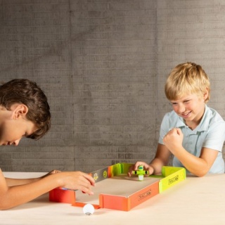 Piłkarzyki Foosbots Fat Brain Toys - boisko do gry