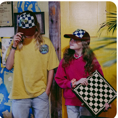 Czapka z daszkiem dla nastolatków i dorosłych - Chessboard L - Dashki Czapka z daszkiem dla nastolatków i dorosłych - Chessboard L - Dashki