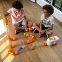 Dzieci bawią się kulodromem Fat Brain Toys Dzieci bawią się kulodromem Fat Brain Toys