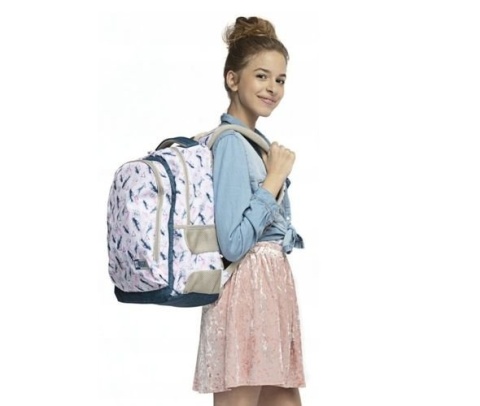 Plecak szkolny w piórka boho Bambimo Majewski na plecach