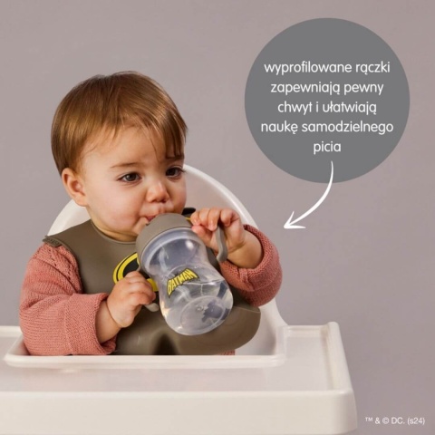 Dziecko pijące z bidonu Batman b.box ze słomką-1