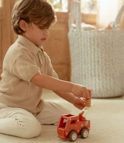 Dziecko bawiące się drewnianą strażą pożarną Little Dutch