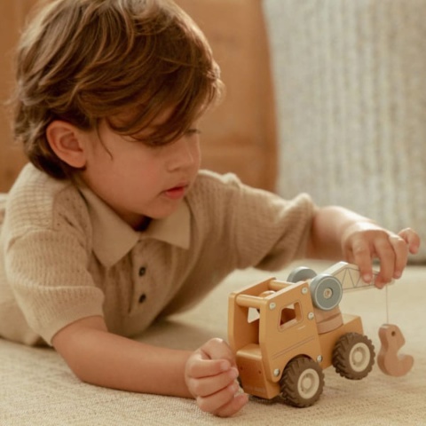Dziecko bawiące sie drewnianą ciężarówką z dźwigiem Little Dutch