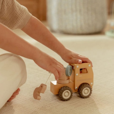 Dziecko bawiące sie drewnianą ciężarówką z dźwigiem Little Dutch i operatorem