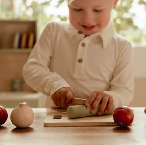Dziecko bawiące się drewnianą deską z warzywami Little Dutch-2